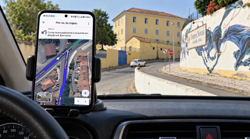 Google Maps a indicar uma viragem proibida num trajecto em Torres Novas
